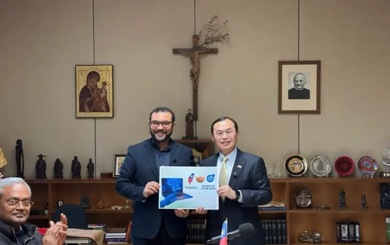 ▲台灣駐教廷大使賀忠義 10 日下午前往天主教聖言會總會院，代表我國政府捐款給聖言會購置 100 台電腦，協助肯亞、迦納、莫三比克、安哥拉及波札那等五個非洲國家天主教學校。（圖／翻攝自台灣駐教廷大使館FB）