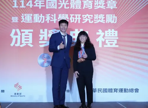 李洋獎牌掛到手軟！舉重陳冠伶狂掃12面獎章　追隨郭婞淳力拚亞運
