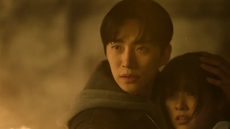 ▲Netflix將在聖誕佳節期間12月26日推出由李俊昊（如圖）、金慧峻、金炳哲、金香起主演的《現金英雄》，這是一部以收入換取超能力的英雄故事，腦洞大開超吸睛。（圖／Netflix）