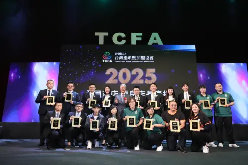 ▲由台灣連鎖加盟協會理事長蔡德忠(後排中)頒發優良店長獎。