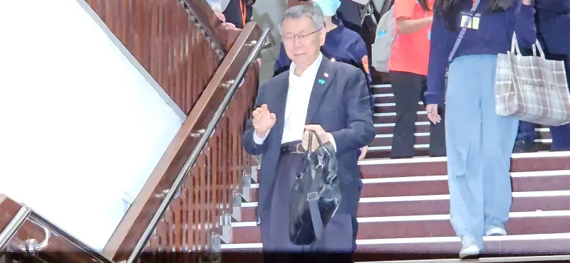 ▲柯文哲委任律師當庭表示，聲搜書上寫柯文哲與民進黨決裂後，為了延續政治勢力與財團越走越近，這段敘述顯示檢方違背客觀中立。（圖／記者劉松霖攝）