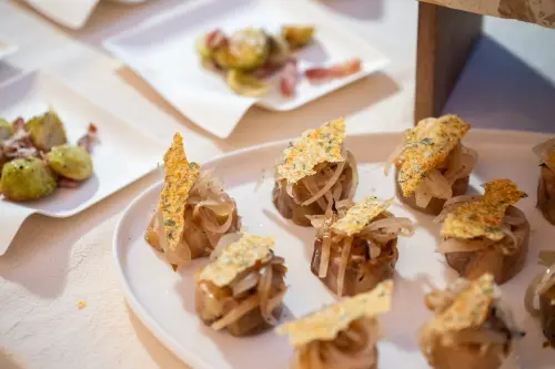 ▲新北市設計中心年度成果活動「紙感共聚」，以「紙感餐會」為亮點，藉由可食用紙為創新元素，呈現紙材在永續設計與跨界應用上的多元可能。（圖為：烏來馬告香料雞腿捲，佐以可食用的蔥紙入菜。）（圖／新北文化局提供）