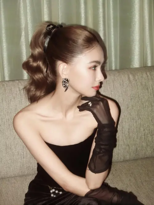 ▲昆凌近日出席電影首映會,高貴優雅的打扮,引發外界熱議。(圖/翻攝自昆凌IG@hannah_quinlivan) ▲昆凌近日出席電影首映會,高貴優雅的打扮,引發外界熱議。(圖/翻攝自昆凌IG@hannah_quinlivan)