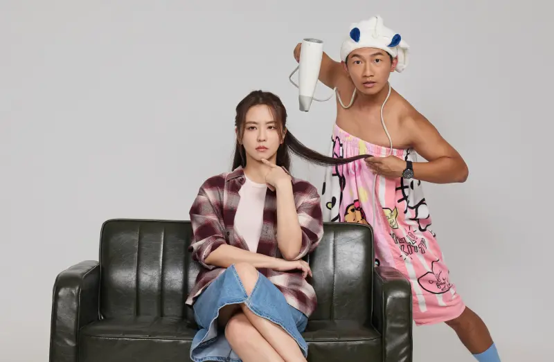 ▲周曉涵（左）近日出演舞台劇《婚內失戀》，提到因為聽了太多「戀愛鬼故事」，加上交往時曾經歷「兩個人的寂寞」，因此才會到了41歲都還沒結婚。（圖／艾彼新創股份有限公司提供）