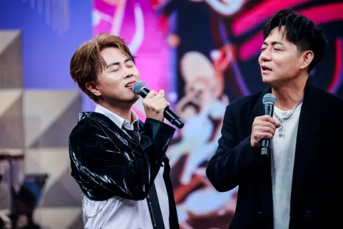 ▲陳孟賢示範一段「舞女進階版」，擺動電臀，眼神妖媚到位，眾人一致封他為「舞女天花板」。（圖／中視提供）