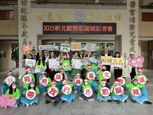 Councilor Lin Yi-chi takes photos with children before bringing them to Christmasland. (Facebook, Lin Yi-chi)