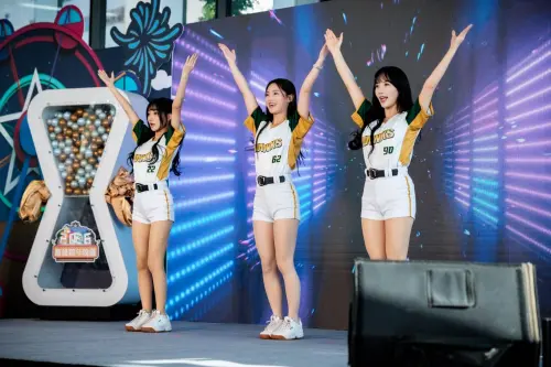 ▲ 台鋼雄鷹Wing Stars啦啦隊於今（11）日「2026雄嗨趴」啟動儀式暨卡司發布記者會上，帶來感染力十足的演出。（圖／年代提供）