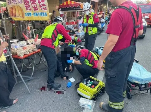 驚悚畫面曝！屏東男遭蟒蛇鎖喉纏脖子　跌倒後腦濺血急送醫
