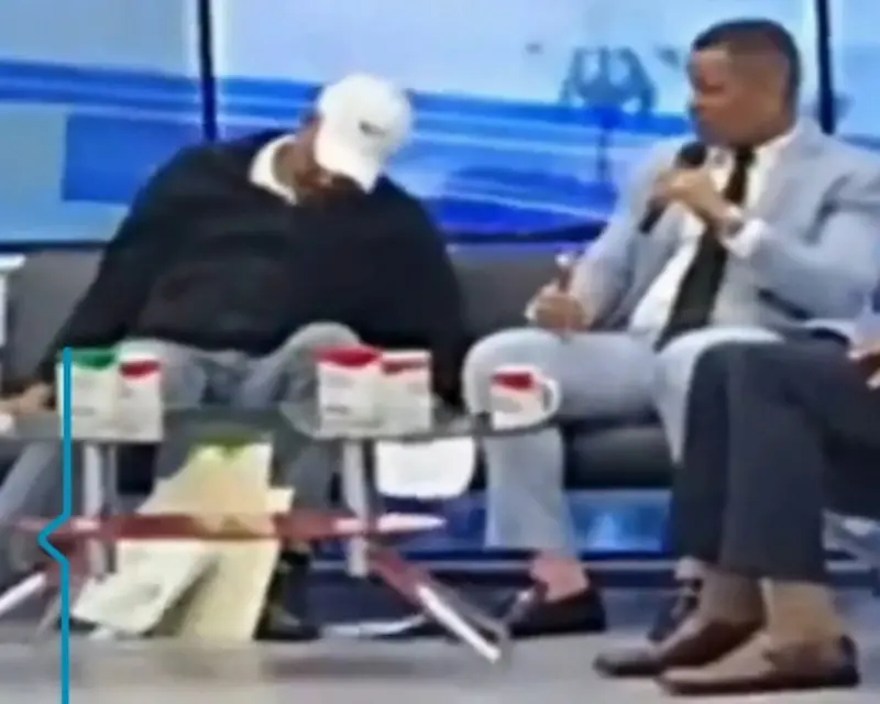 ▲多明尼加1名知名工會領袖、交通運輸政策活躍意見人士，近日在參加直播節目時，突然昏倒猝死，畫面在網路上瘋傳。（圖／擷取自X影片）