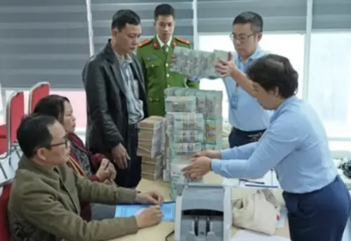 政府扛麻布袋發現金！越南河內還劍湖拆遷戶一夜成暴發戶
