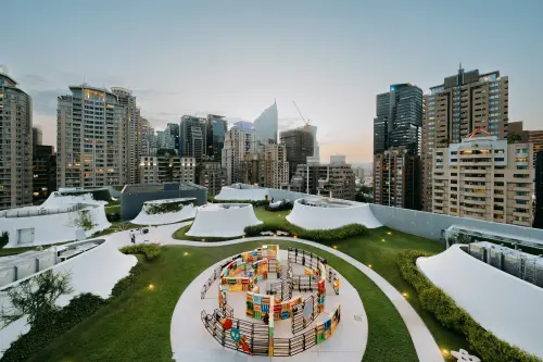 來歌劇院頂樓空中花園探險！《綠動樂園》永續打造綠植栽迷宮
