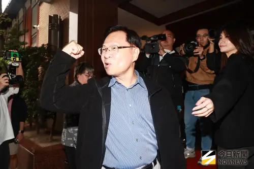 ▲「助理費除罪化」引發助理炸鍋，近百名國會助理立院前集結，吶喊要求立委陳玉珍撤案，民眾黨立委張啟楷到處聲援。（圖／記者葉政勳攝，2025.12.12）