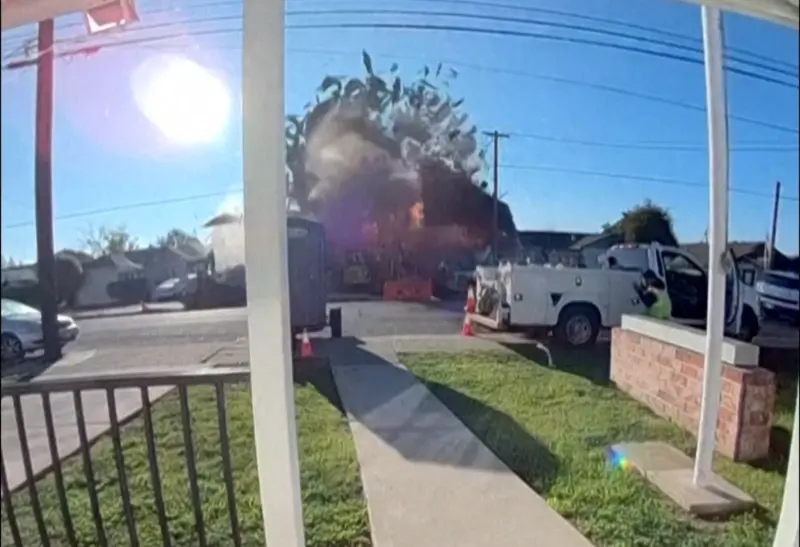 ▲美國舊金山灣區11日發生民宅氣爆案，監視器捕捉到的驚悚影片顯示，該棟建築突然爆炸解體，現場濃煙滾滾。（圖／擷取自影片）