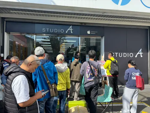 ▲台中彩虹門市一早4點就民眾前來排隊。（圖／STUDIO A提供）