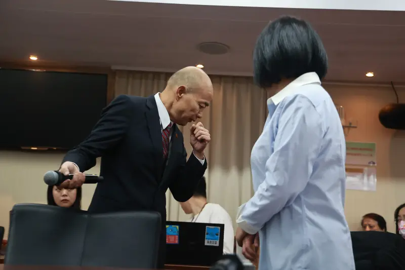 ▲立法院長韓國瑜現身向助理致意，但說到一半卻狂咳嗽。（圖／葉政勳攝，2025.12.12）