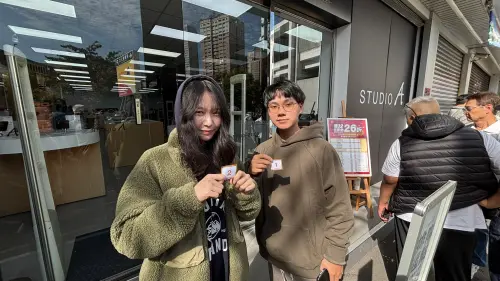 ▲台中彩虹門市有大學生情侶檔早上搶到頭香，準備一人要買一台iPhone和iPad。（圖／官方提供）