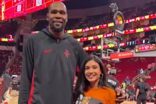 影／杜蘭特17年前動人友誼曝光！一看到她就笑了　T恤印有2人合照
