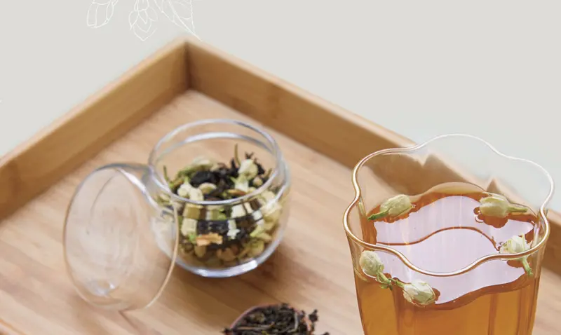 ▲連鎖茶飲品牌「茶聚」加盟主驚爆虐狗，遭到網友撻伐，總部立即切割表示立刻暫停加盟主品牌使用，被虐的柯基目前則安置在寵物旅館。（圖／翻攝茶聚官網 www.chage.com.tw/）