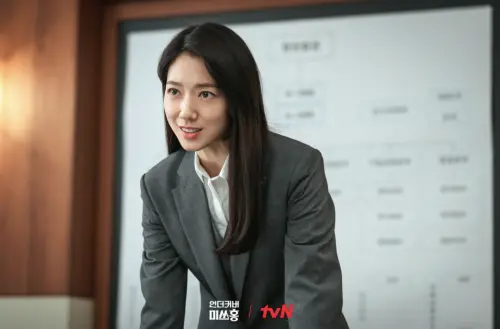 ▲《臥底洪小姐》中，朴信惠的真實身分是35歲的臥底菁英洪金寶。（圖／tvn.cjenm.com）