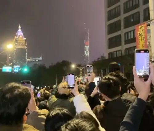 ▲去年101跨年煙火一堆人倒數完之後發現沒煙火，才發現自己拍成「台北天空塔」，整群人全笑翻，影片在社群爆炸流量。（圖/Threads）