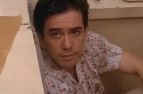 ▲黃秋生第一部主演的電影《夢鎖香江》就演個帥氣的混血兒，還是擔任男主角，網友認為此時的他很有歐美小生的味道。（圖／摘自IMDb）