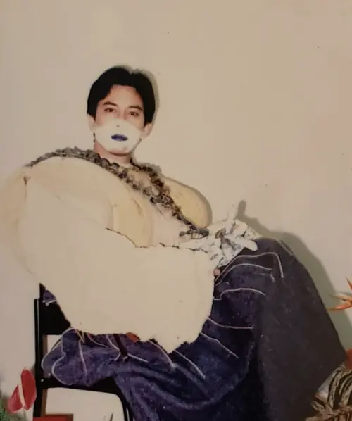 ▲黃秋生演出舞台劇《伊底帕斯王》時還不滿26歲，顯得清秀、帥氣。（圖／摘自 IG@anthonyperrywong)