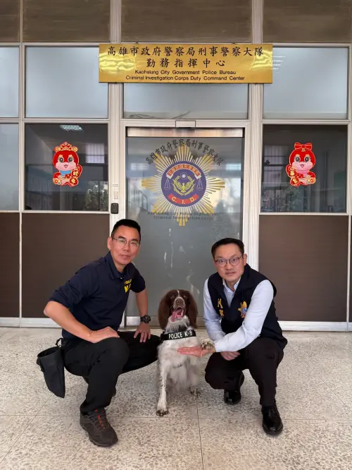 ▲大隊長鄢志豪旋即向保三總隊申請支援緝毒犬，由綽號「可樂」緝毒犬上陣，共計挖出多量大麻菸彈，圖為鄢志豪頒發可樂加菜金。(圖／高市刑大提供)