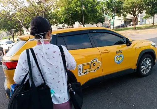 健保跨域造福偏鄉病患！醫療團乘小黃公車　到宅執行居家醫療服務
