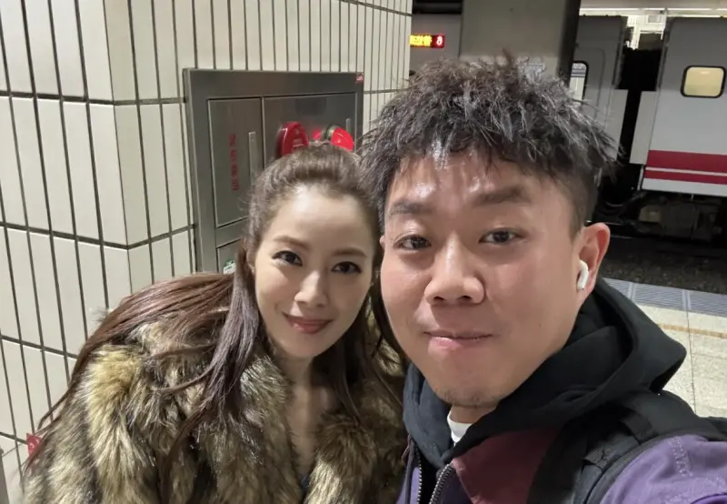▲國民女神徐懷鈺（左）日前現身台北車站月台，粉絲巧遇和她一起合照，本人超親切，令人想起她的代表作〈妙妙妙〉裡的歌詞，周圍出現好多氣泡。（圖／Threads@dannylin___授權）