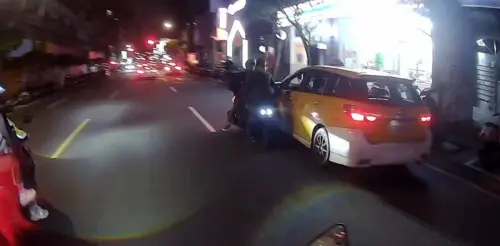 與小黃運匠起口角！外送員一言不合怒騎車衝撞　勸架民眾竟也遭殃
