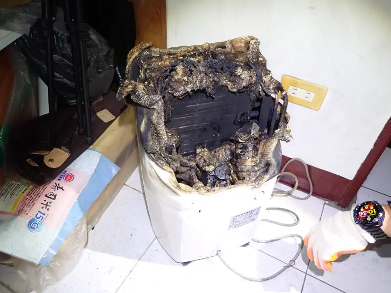 ▲基隆上週六發生一起除濕機自燃意外，基隆市消防局提醒民眾檢查家中除濕機，是否為「54種召回機型」，建議趕緊停用、聯繫廠商進行維修服務。（圖／基隆市消防局提供klfd.klcg.gov.tw）