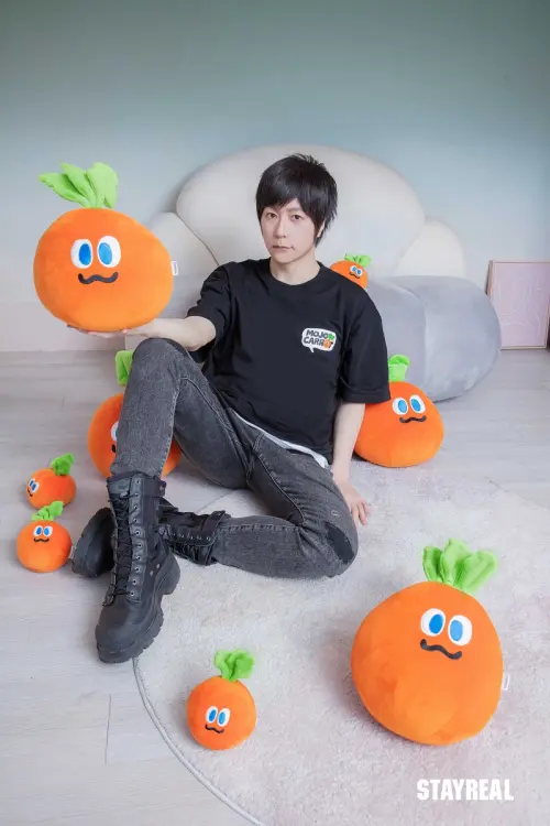 ▲五月天阿信（如圖）一手打造潮牌Stayreal，胡蘿蔔娃娃是一大招牌，他開直播時，也會把娃娃放在旁邊。（圖／翻攝自Stayreal臉書）