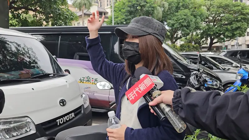 ▲林穎孟邊受訪邊回憶事發過程，她控訴林致光搶走手機後單手舉高，她一直跳都拿不回來，最後還被推倒在地。（圖／記者劉松霖攝）