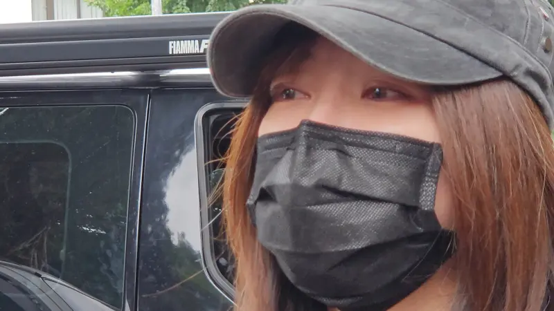 ▲林穎孟從庭內哭到庭外,不過前夫林致光說她演戲、很會藉由哭泣博取同情。(圖/記者劉松霖攝)