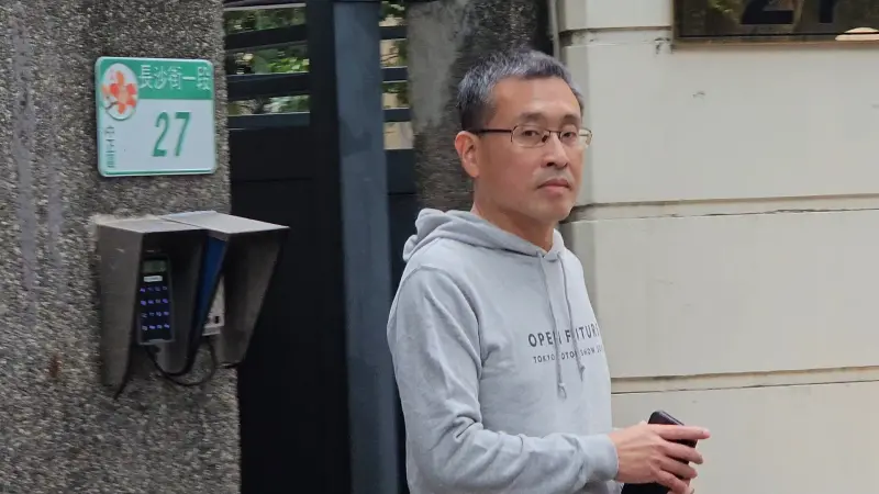 ▲林致光否認家暴,只是伸手接近林穎孟手上的手機遮住鏡頭,並未爭搶,也沒碰到林穎孟或推倒她。(圖/記者劉松霖攝)