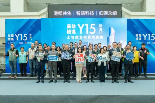 ▲陳其邁感謝鴻海集團持續深耕高雄，不僅將電動巴士產業鏈完整落地橋頭科學園區，也把5G AIoT及「3+3+3」策略所涵蓋的智慧製造核心技術引入亞灣。（圖／高市府捷運局提供）