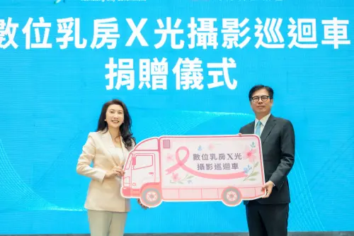 ▲鴻海CEO楊秋瑾得知市府對乳房攝影巡迴車的需求後，主動由鴻海捐贈一台巡迴檢查車。（圖／高市府捷運局提供） 