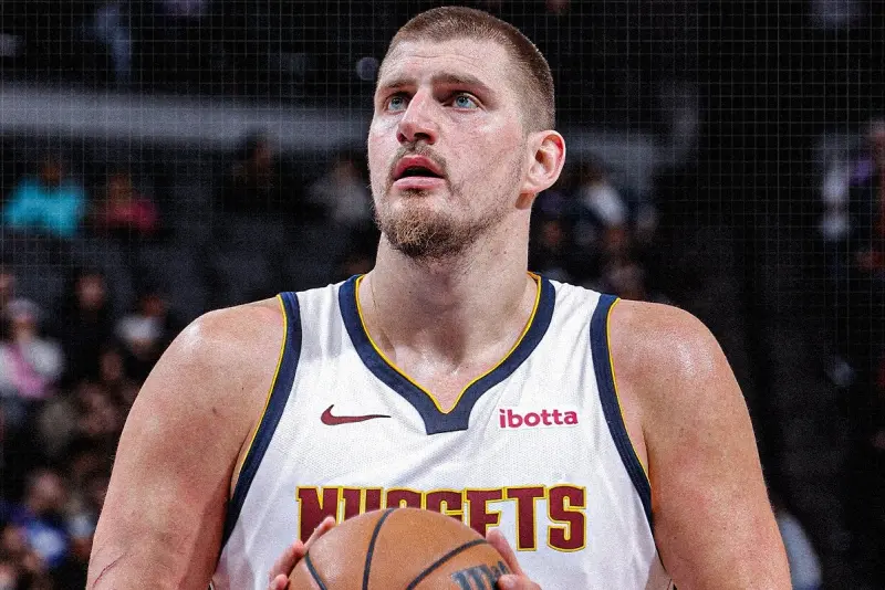 ▲丹佛金塊球星約基奇（Nikola Jokic）展現MVP級火力，在僅出賽不到30分鐘的時間內砍下36分、12籃板與8助攻，率領丹佛金塊在客場以136：105痛宰傷兵滿營的沙加緬度國王，收下近期的4連勝，並穩居西區第二。（圖／取自NBA X）