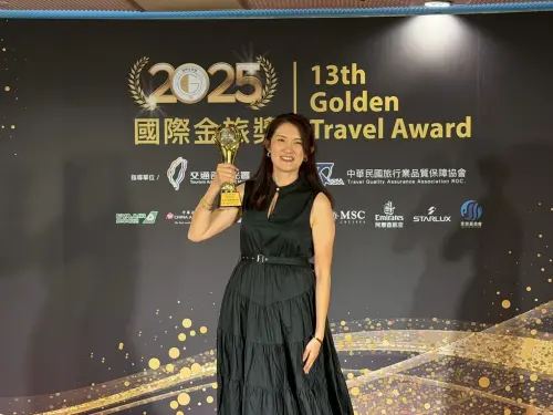 ▲百夫長旅行社資深線控Tracy，於典禮上開心捧回非洲組馬模金旅獎獎座，肯定品牌創新–沉浸式旅遊的專業規劃。（圖/業者提供）