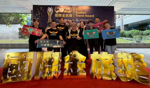 ▲百夫長團隊手持雙金獎座與品牌旗幟合影，象徵今年再度創下亮眼旅遊成果。（圖/業者提供）