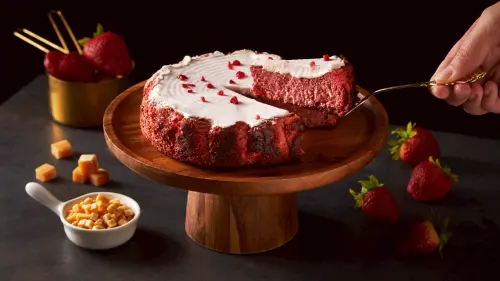 ▲起士公爵新品「初戀草莓熟成巴斯克」為冬日帶來最幸福的甜度。（圖／起士公爵提供）