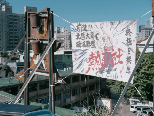 ▲〈恆星不忘〉MV場景有很多文化符碼和彩蛋，待粉絲挖掘和發揮想像力。（圖／翻攝自仙草影像粉絲專頁）