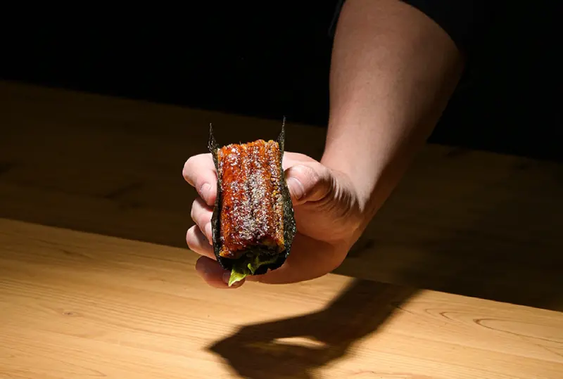 ▲高端日式料理「鮨毅」在高雄深耕逾五年，作風低調卻還是成為訂位困難的人氣美食，還受到名廚江振誠肯定，推薦「靜岡白鰻」此菜。（圖／鮨毅提供 www.facebook.com/sushiyii）