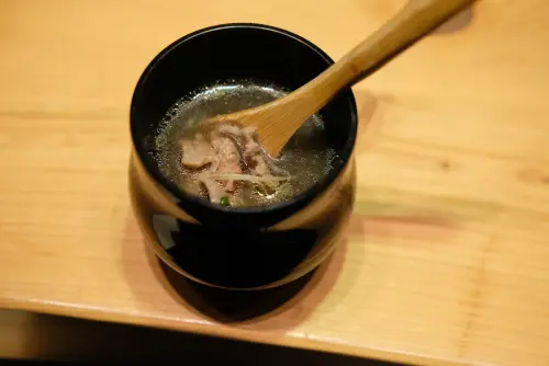 ▲餐後還有牛肉湯，喝起來鮮醇滿是親和力。（圖／記者葉盛耀攝）