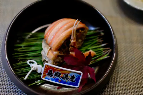 ▲「鳥取縣香箱蟹」結合蟹身肉、蟹鉗、蟹膏，滋味鮮甜無比。（圖／記者葉盛耀攝）