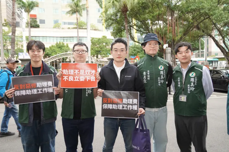 ▲立法院助理工會在立法院大門口集結表達訴求，要求撤回「助理費除罪化」草案。（圖／游明諺提供）