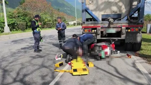 台9線死亡車禍！曳引車司機臨停「草叢如廁」　8旬無照婦撞車尾亡
