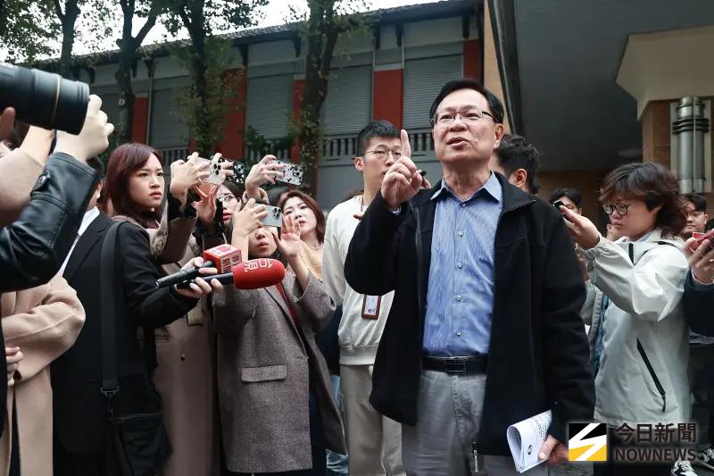 ▲「助理費除罪化」提案引發助理炸鍋，近百名國會助理立院前集結，吶喊要求立委陳玉珍撤案，民眾黨立委張啟楷到處聲援。（圖／記者葉政勳攝，2025.12.12）