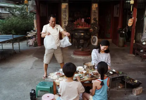 ▲游安順（後排左）在《恨女的逆襲》與王彩樺（後排右）飾演一對感情早就破裂的夫妻。（圖／華映娛樂提供）