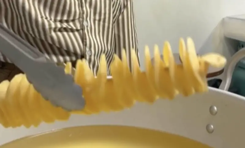 ▲泰國曼谷知名夜市的龍捲風洋芋片爆紅。（圖／翻攝自影片）